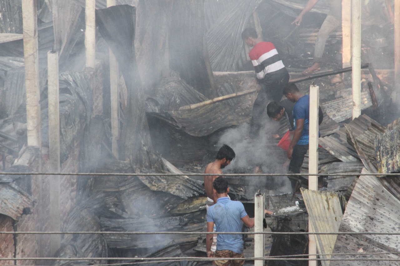 রাজধানীর কুমিল্লা পট্টিতে অগ্নিকাণ্ড (ভিডিও)