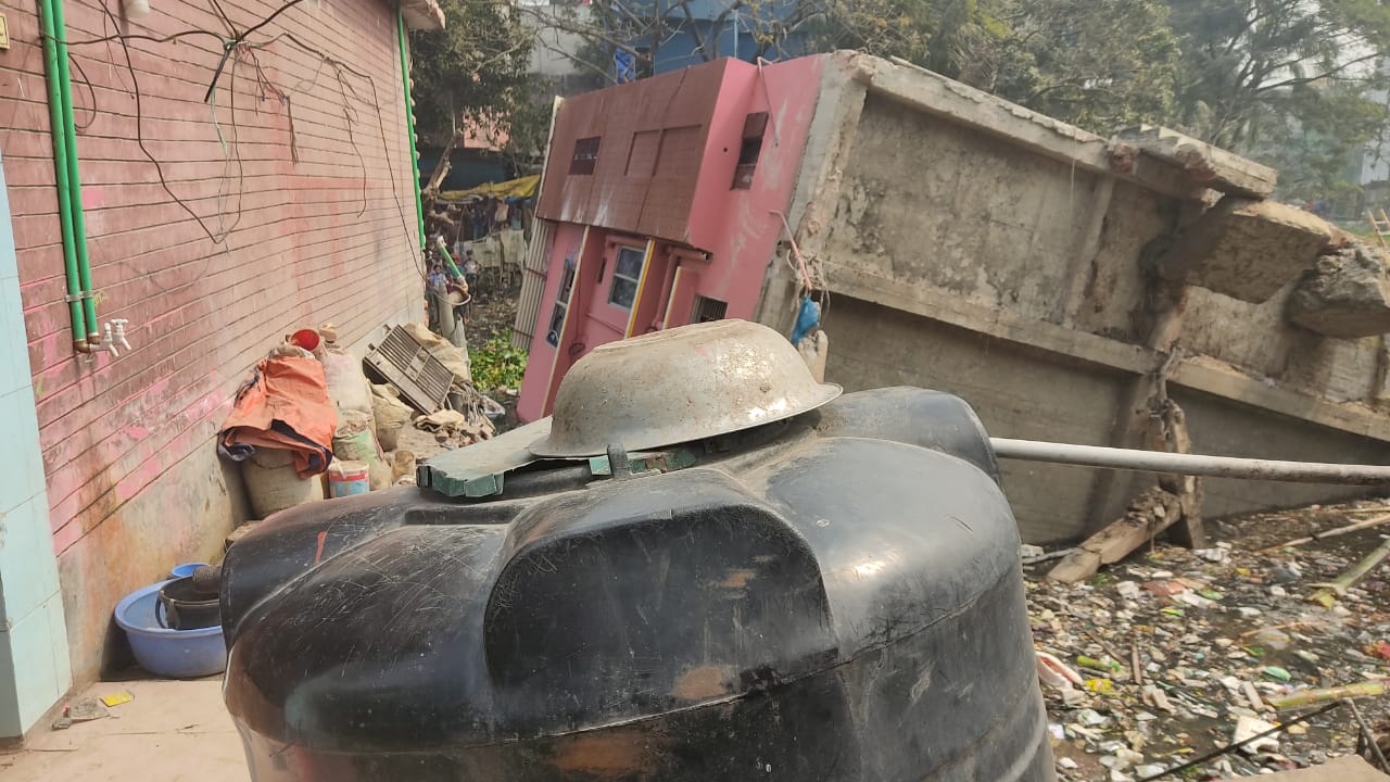 কেরাণীগঞ্জে তিনতলা ভবন ধস, সাতজনকে উদ্ধার