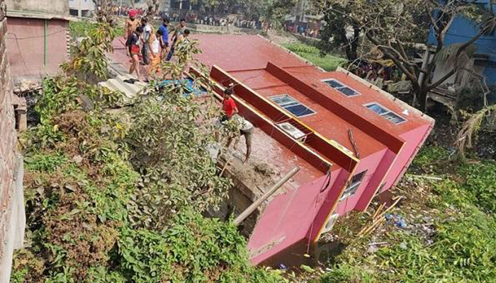 কেরাণীগঞ্জে তিনতলা ভবন ধস, সাতজনকে উদ্ধার