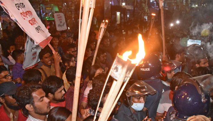 মুশতাকের মৃত্যু: মশাল মিছিলে পুলিশের লাঠিচার্জ, আহত ১৬