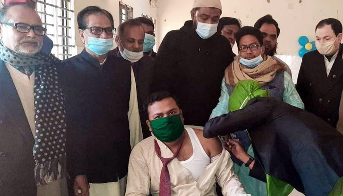 রাণীনগরে প্রথম টিকা নিলেন ইউএনও আল মামুন