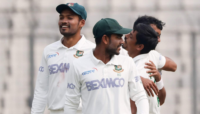 ঢাকা টেস্টের লাগাম টেনে ধরেছে টাইগাররা