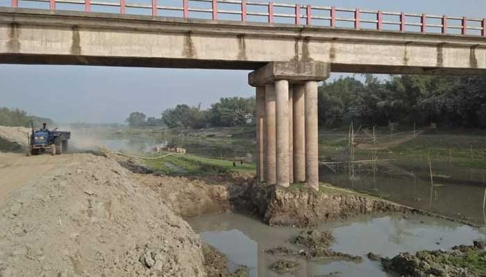 বেপরোয়া নদী খননে হুমকির মুখে ইসলামনগর ব্রিজ