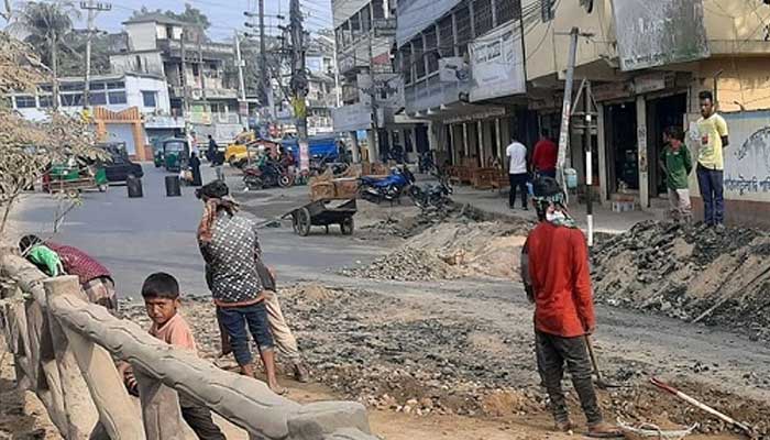 আধাবেলাও টিকল না সওজের নির্মাণকাজ