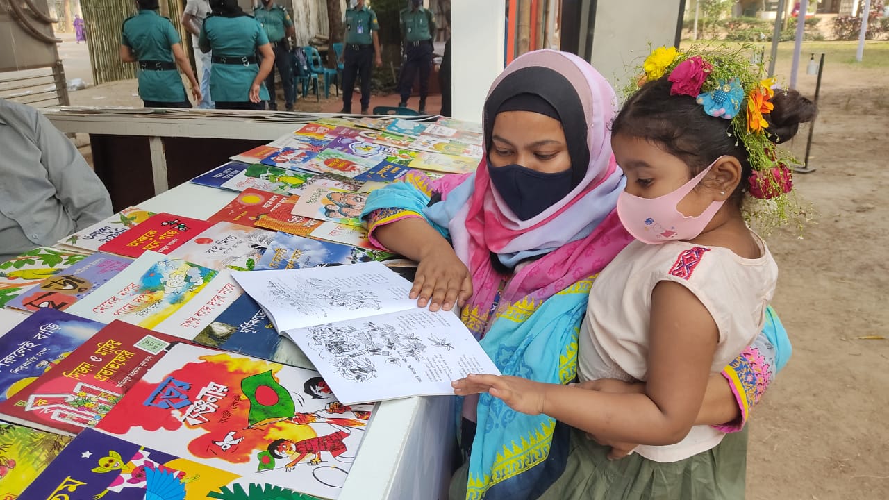 বইমেলায় স্বাস্থ্যবিধি: বাইরে কঠোর, ভেতরে ঢিলেঢালা