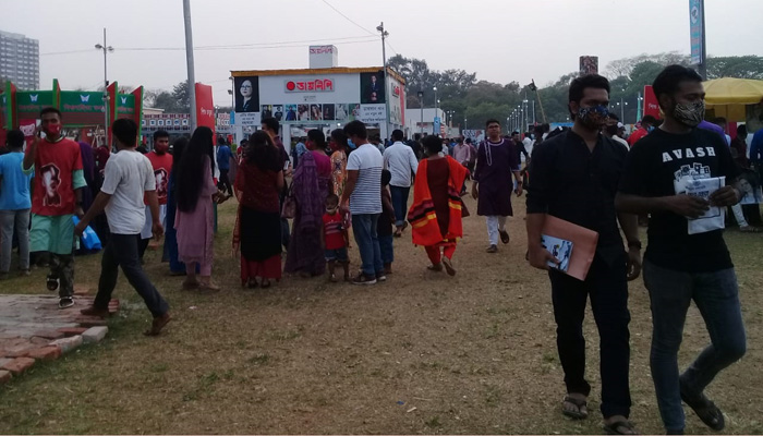 বইমেলায় পাঠকের ঢল, জমেছে বেচাবিক্রিও