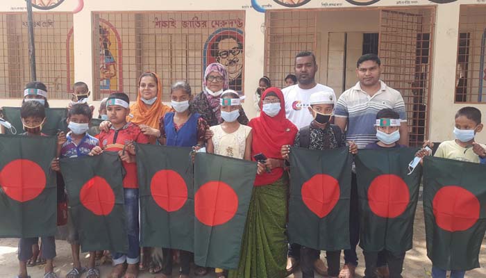 স্বাধীনতার মাসে পতাকা বিতরণে নারী মুক্তিযোদ্ধা
