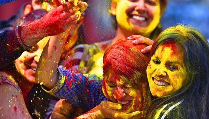 দোল খেলার আগে রাসায়নিক রঙ থেকে সাবধান