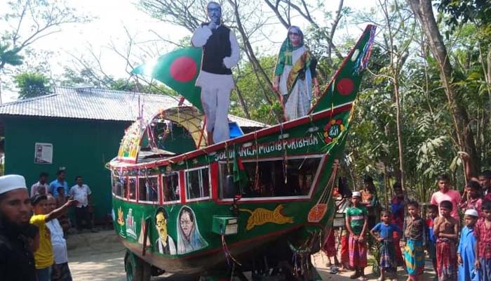 মুজিববর্ষে সড়কপথে নৌকা চালিয়ে ঢাকা যাচ্ছে রামগতির ইউছুফ