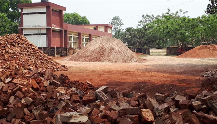 বোয়ালমারীতে ঠিকাদারদের দখলে স্কুল মাঠ
