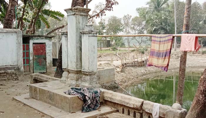 সরিষাবাড়ীতে অবেহেলিত গণকবর ও যুদ্ধে নিহতদের স্মৃতিচিহ্ন