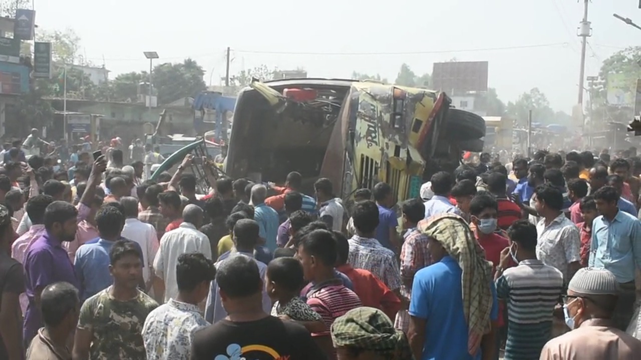 গাইবান্ধায় বাস উল্টে নিহত ২, আহত ৯