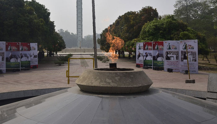 জাতির শিখা জ্বালিয়ে রেখেছে শিখা চিরন্তন