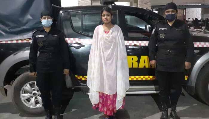 বিদেশী অস্ত্রসহ তরুণী গ্রেপ্তার