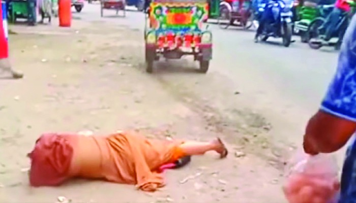 প্রতিবন্ধী নারীকে ছুঁড়ে ফেলার ঘটনায় বাসচালক ও হেলপার গ্রেপ্তার