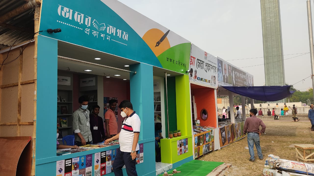 বইমেলায় স্বাস্থ্যবিধি: বাইরে কঠোর, ভেতরে ঢিলেঢালা