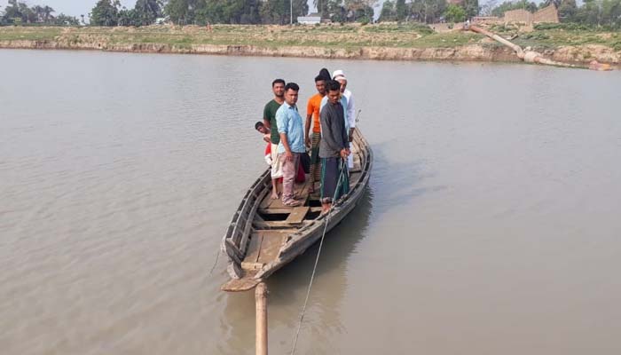 নদী পারাপারে ভরসা দড়ি টানা নৌকা