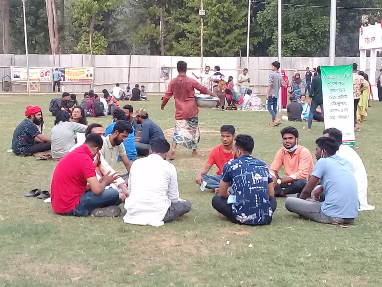 বইমেলায় পাঠকের ঢল, জমেছে বেচাবিক্রিও
