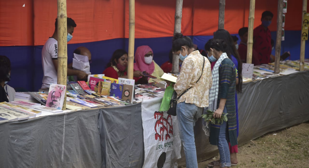 লিটলম্যাগ চত্বর জমাতে গান-বাজনা