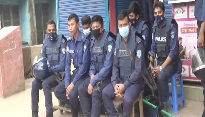 বসুরহাট এখনো থমথমে, অতিরিক্ত পুলিশ মোতায়েন