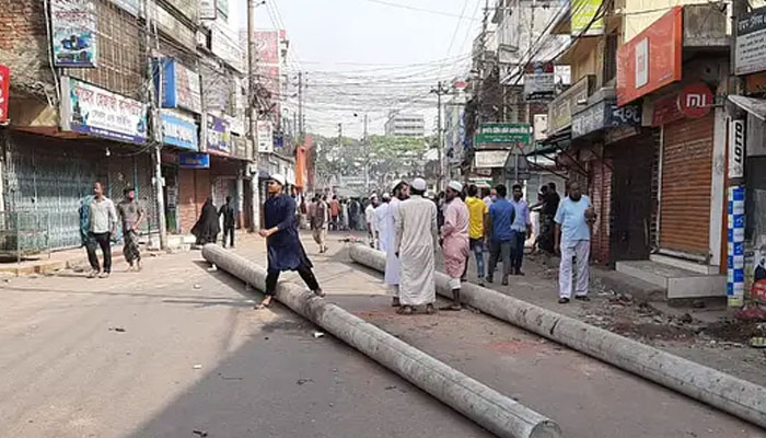 ব্রাহ্মণবাড়িয়ায় সড়কে খুঁটি ফেলে হেফাজতের হরতাল