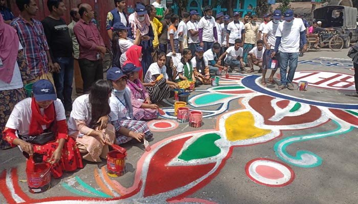 ২২ ঘন্টায় শেষ হলো ১০.৪ কিলোমিটার সড়কে আলপনা আঁকা