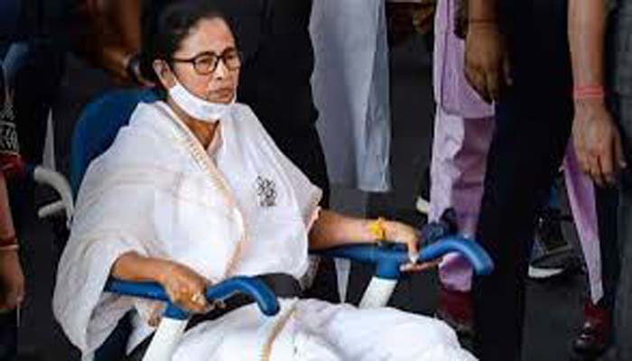 হার না মানা মমতা, হুইল চেয়ারে ছুটছেন ভোটের মাঠে