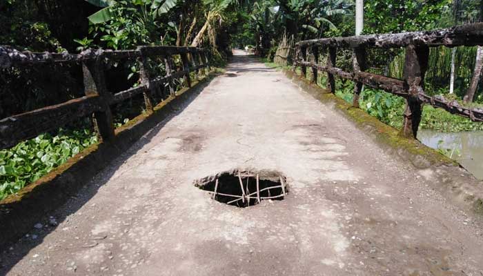 মির্জাগঞ্জে ঝুঁকিপূর্ণ ব্রিজ দিয়ে তিন গ্রামের মানুষের চলাচল