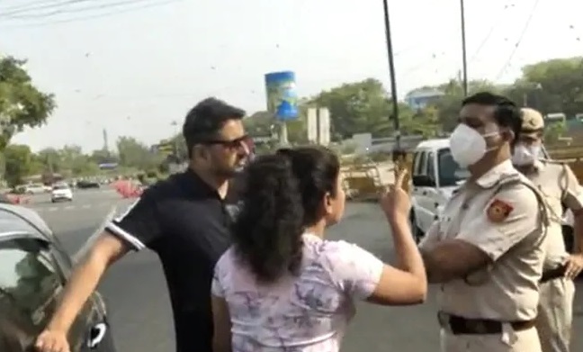পুলিশকে ‘ভিখারি’ বলে পরস্পরকে চুম্বন দিল্লির মাস্ক না পরা দম্পতির