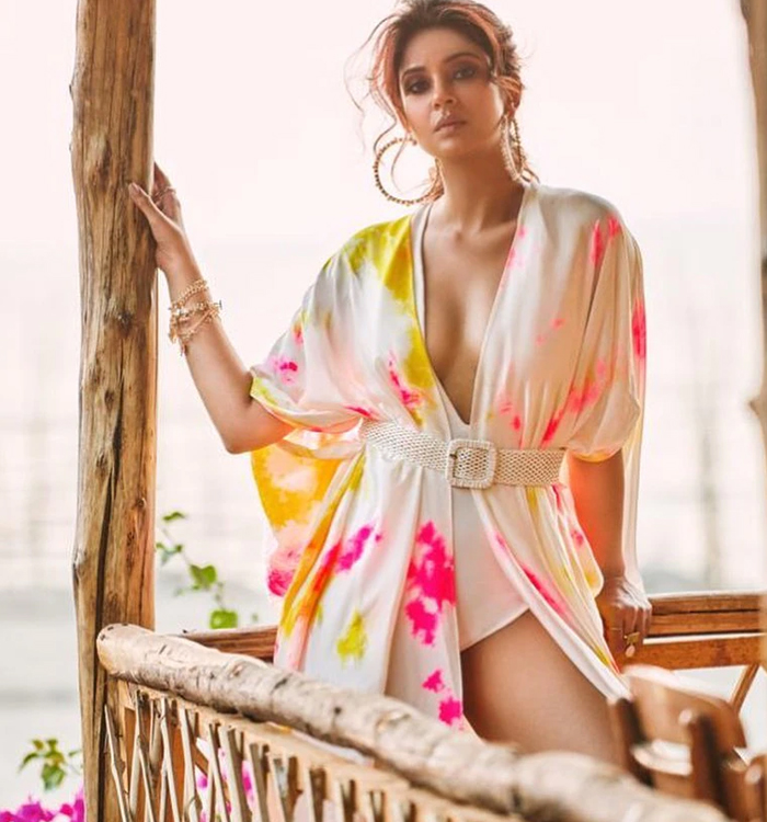 ফটোশ্যুটে উত্তাপ ছড়ালেন জেনিফার