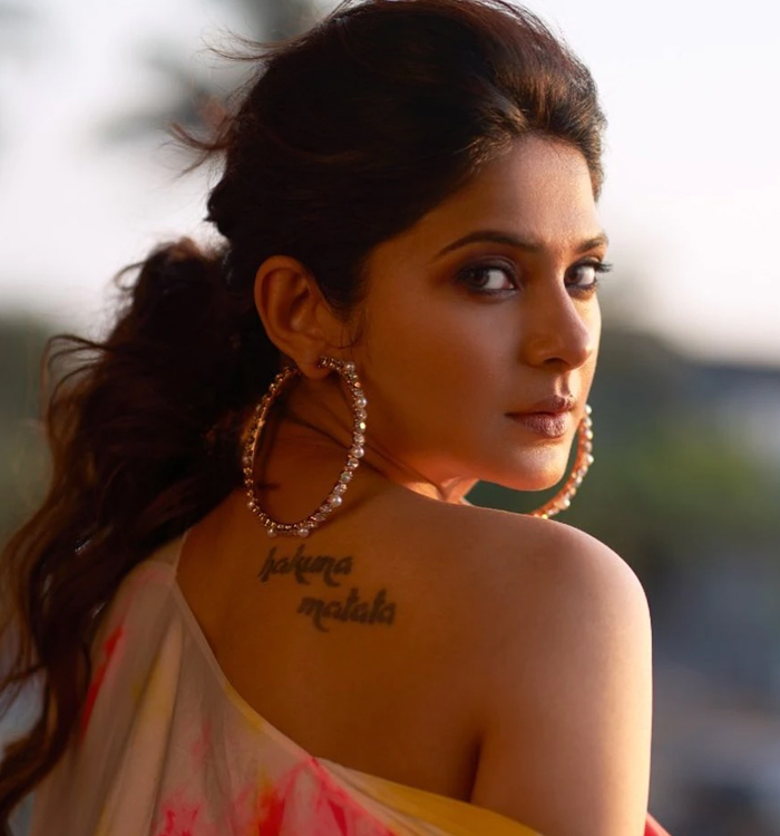 ফটোশ্যুটে উত্তাপ ছড়ালেন জেনিফার