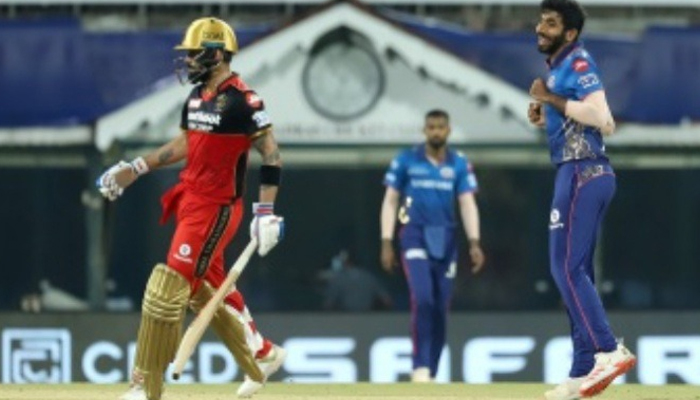 মুম্বাইকে হারিয়ে জয়ে শুরু বেঙ্গালুরুর