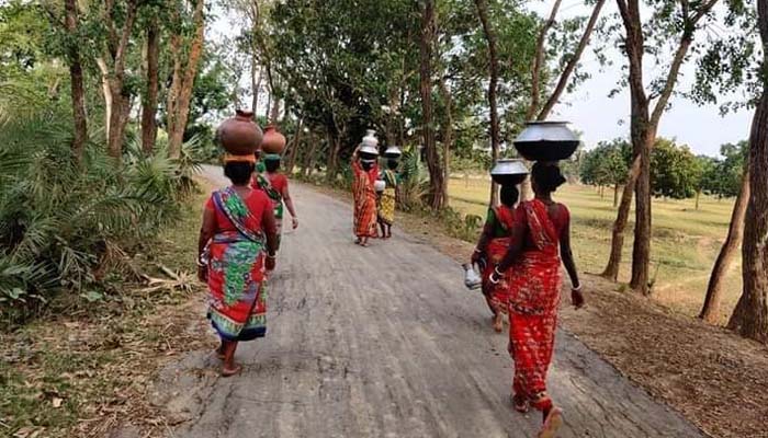 পানি আনতে এক কিলোমিটার দূরে যেতে হয় নারীদের