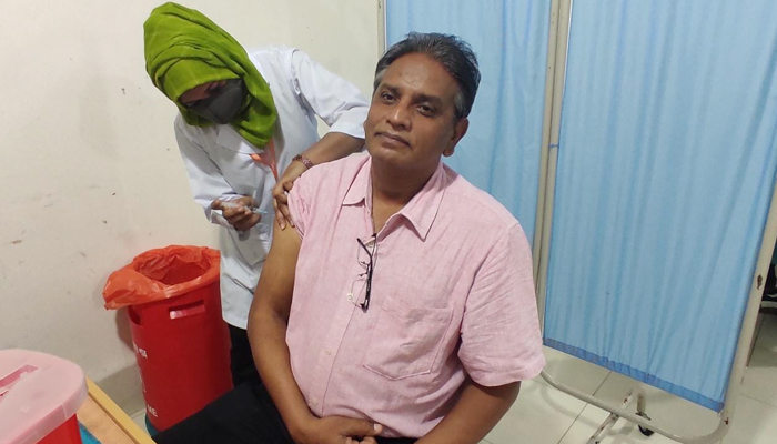 টিকার দ্বিতীয় ডোজ নির্ধারিত কেন্দ্র ছাড়াও নেওয়া যাবে