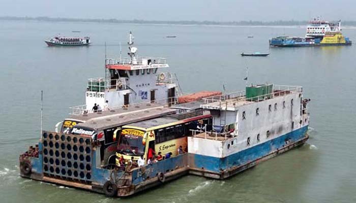 দৌলতদিয়া-পাটুরিয়া নৌপথে পণ্যবাহী ট্রাক পারাপার রাতে