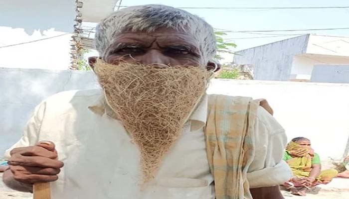 মাস্ক কেনার টাকা নেই, বাবুই পাখির বাসা মুখে দিয়ে অফিসে