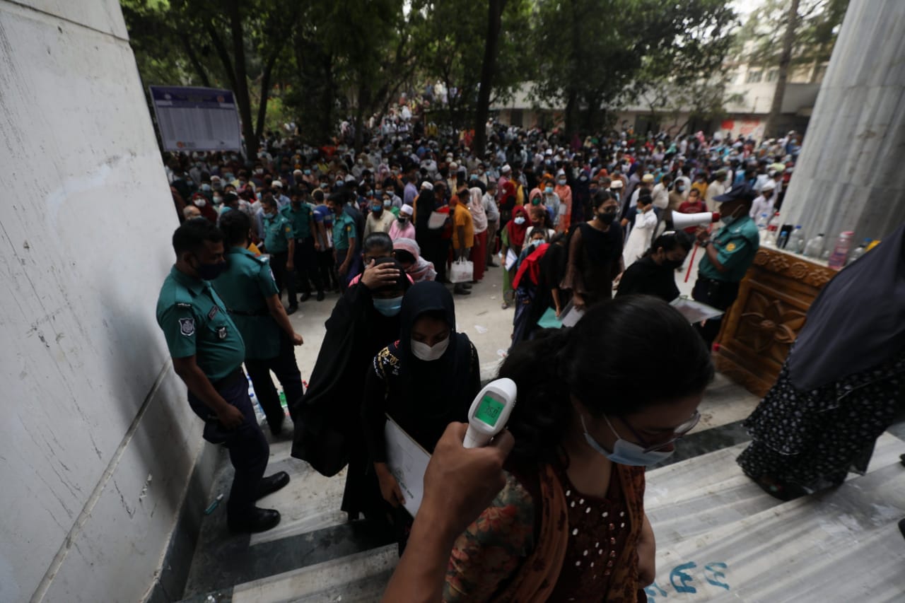 স্বাস্থ্যবিধির বালাই নেই মেডিকেল ভর্তি পরীক্ষায়