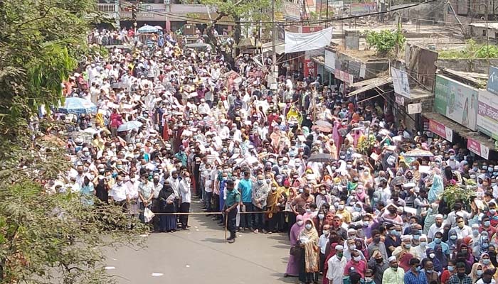 স্বাস্থ্যবিধির বালাই নেই মেডিকেল ভর্তি পরীক্ষায়