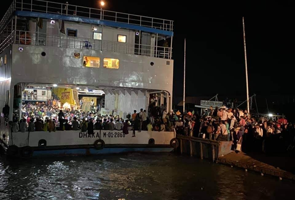 রাতেও ফেরির অপেক্ষায় হাজারো ঘরমুখী মানুষ
