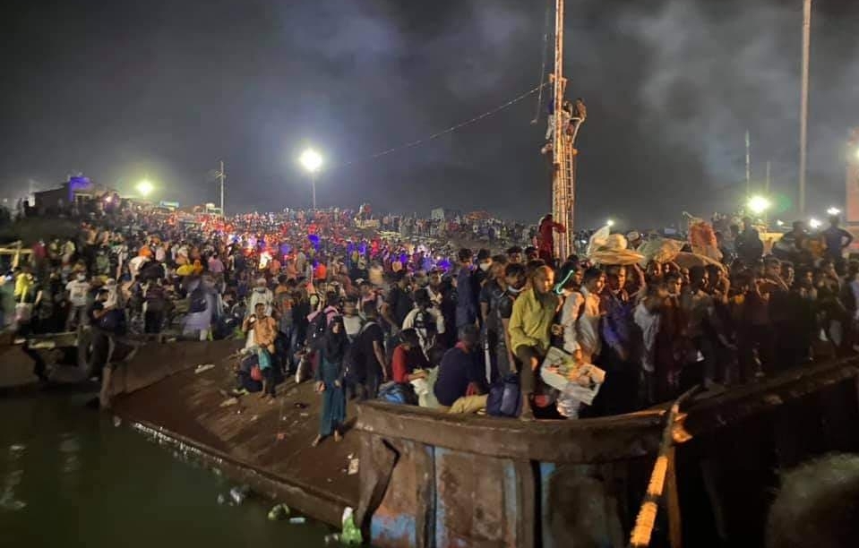 রাতেও ফেরির অপেক্ষায় হাজারো ঘরমুখী মানুষ