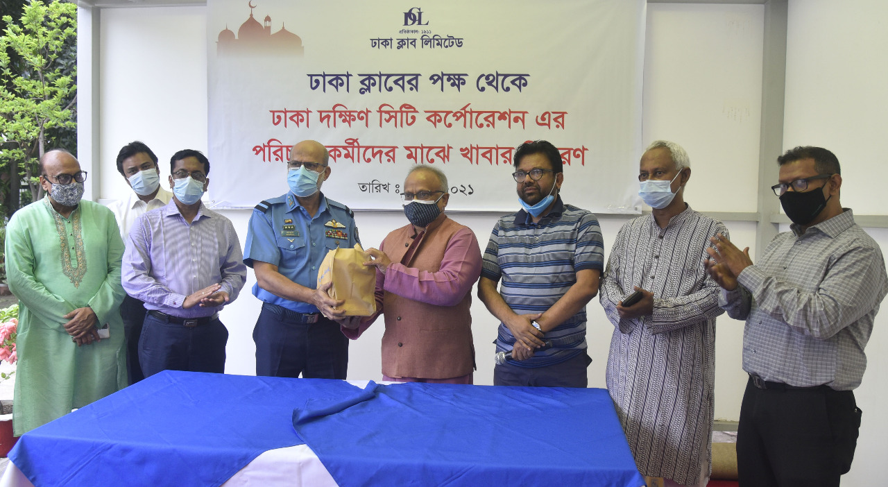ঢাকা ক্লাবের পক্ষ থেকে দুঃস্থদের মাঝে খাবার বিতরণ