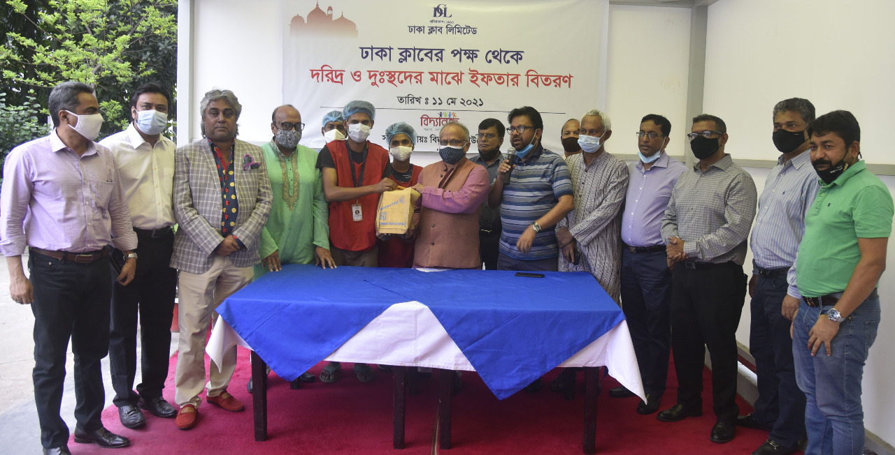 ঢাকা ক্লাবের পক্ষ থেকে দুঃস্থদের মাঝে খাবার বিতরণ