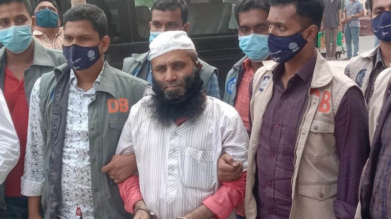 হেফাজত তাণ্ডবের ‘নেতা’ ফয়েজীরও একাধিক নারী কেলেঙ্কারি