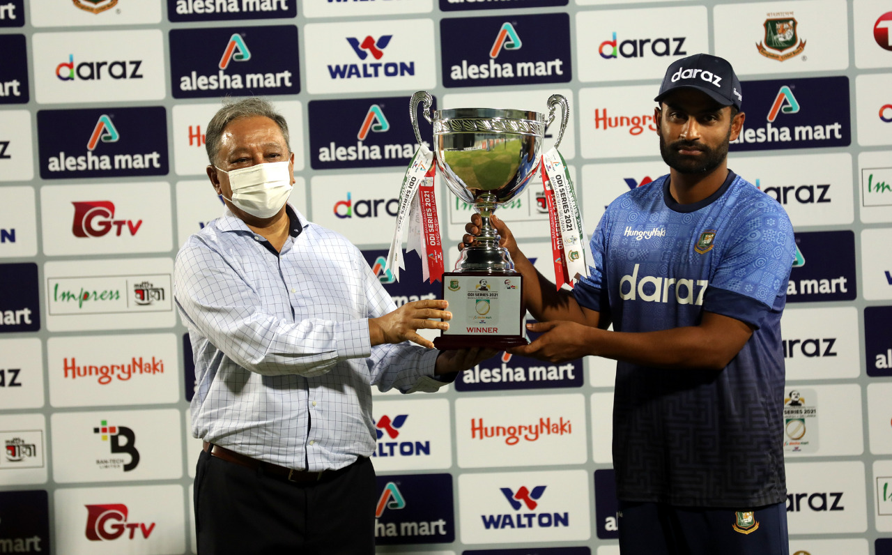 টাইগারদের ভুলে হোয়াইটওয়াশ এড়াল শ্রীলঙ্কা