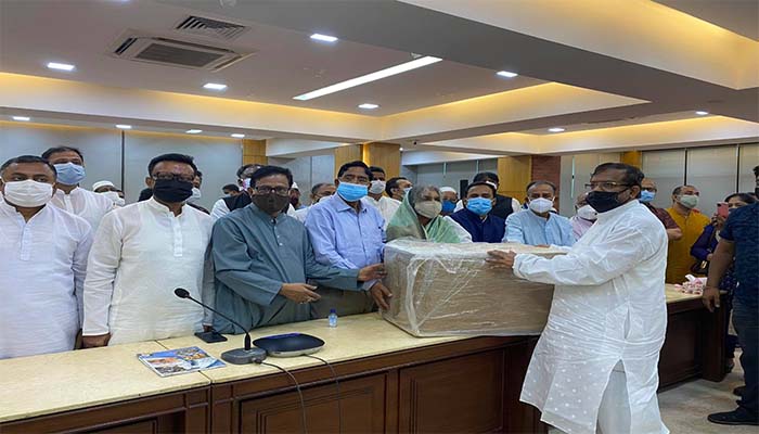 অক্সিজেন কনসেনট্টেটর ও ঈদ সামগ্রী বিতরণ আ. লীগের ত্রাণ উপকমিটির