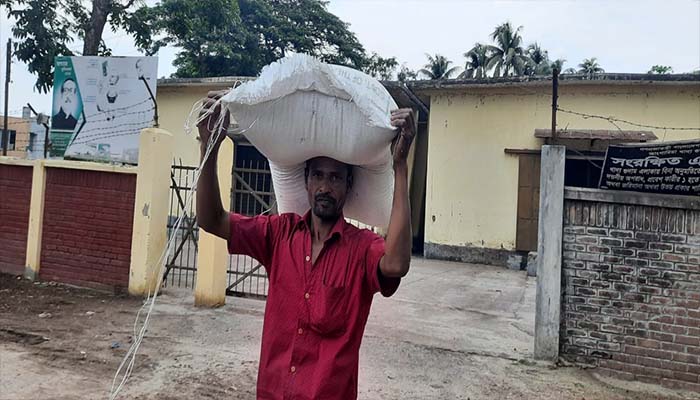 শরীয়তপুরে খাদ্য গুদাম থেকে কালো বাজারে চাউল বিক্রি
