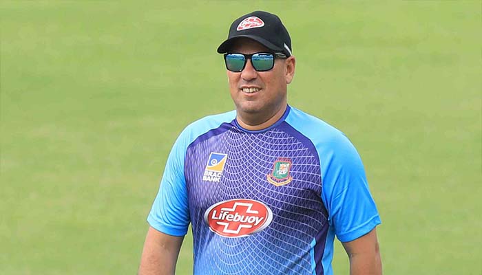 রাসেল ডমিঙ্গোর পাশে সুজন