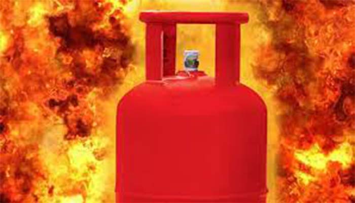 আনোয়ারায় সিলিন্ডার বিস্ফোরণে নারীসহ দগ্ধ ৪ জন