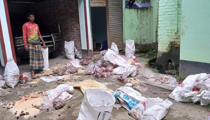 সিংগাইরে ইউএনওর গুদামে নষ্ট হচ্ছে জরুরি ত্রাণসামগ্রী