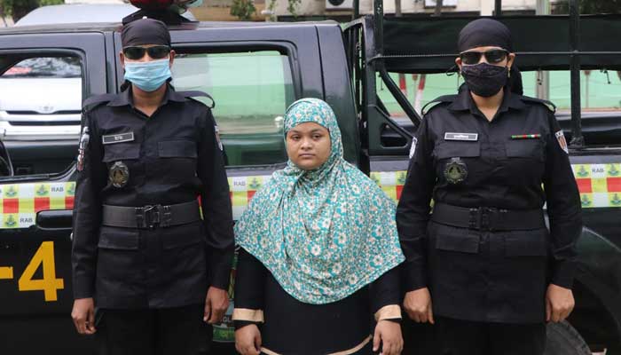 পাচারকারী নারী গ্রেপ্তার: শারিরিক সম্পর্কে বাধ্য করা হয় ভিকটিমকে